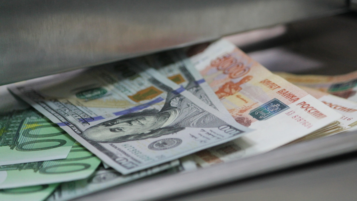 За сколько в Тюмени продают иностранную валюту в разных банках