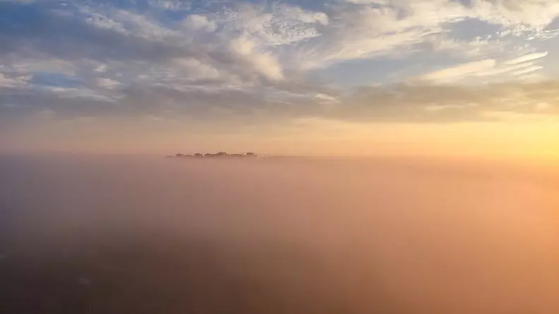 «Видимость 50 метров!»: дороги в Тюменской области окутал сильный туман