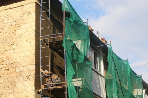 В Тюмени новый подрядчик начал ремонт фасада дома на улице Урицкого