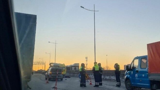 В Тюмени на мосту улицы Монтажников машина сбила дорожного рабочего, он скончался