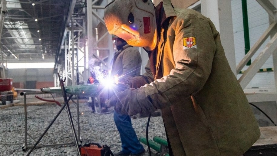 В Тюменской области за миллиарды рублей реконструируют редкий для страны завод