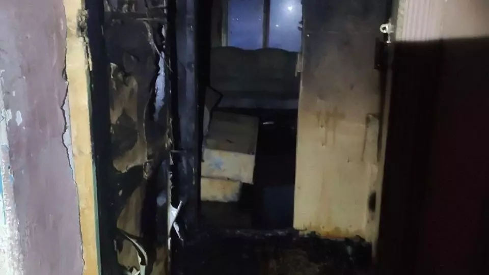 В Тобольске при пожаре в пятиэтажном доме погиб человек