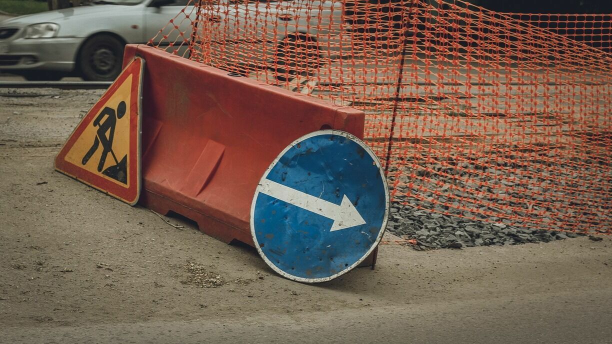 Тюменские дорожники отремонтируют яму на улице Мельникайте около «Леруа Мерлен»