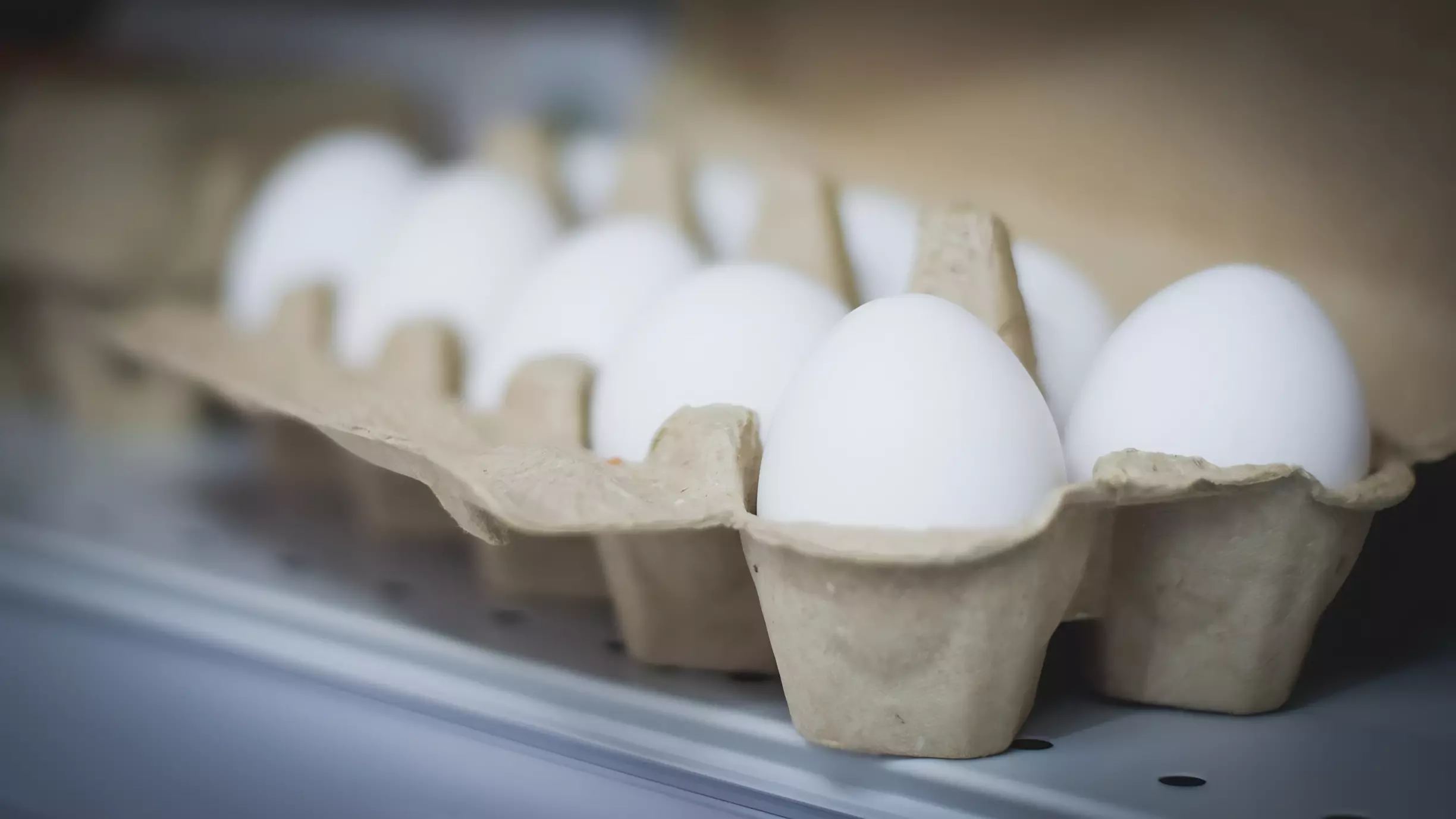 На полках магазинов в Тюмени нашли яйца с опасными добавками