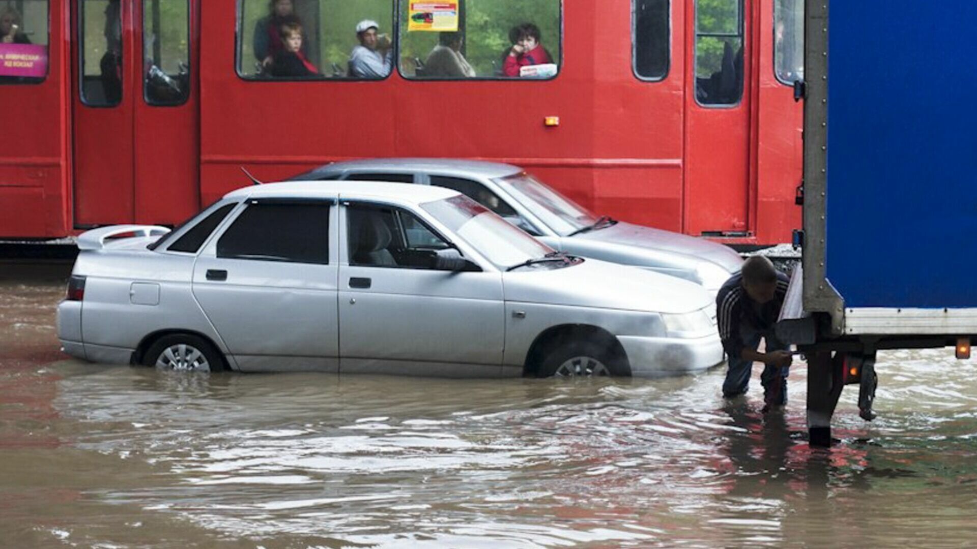 Тюменцы вынуждены плыть на автомобилях по затопленным территориям города