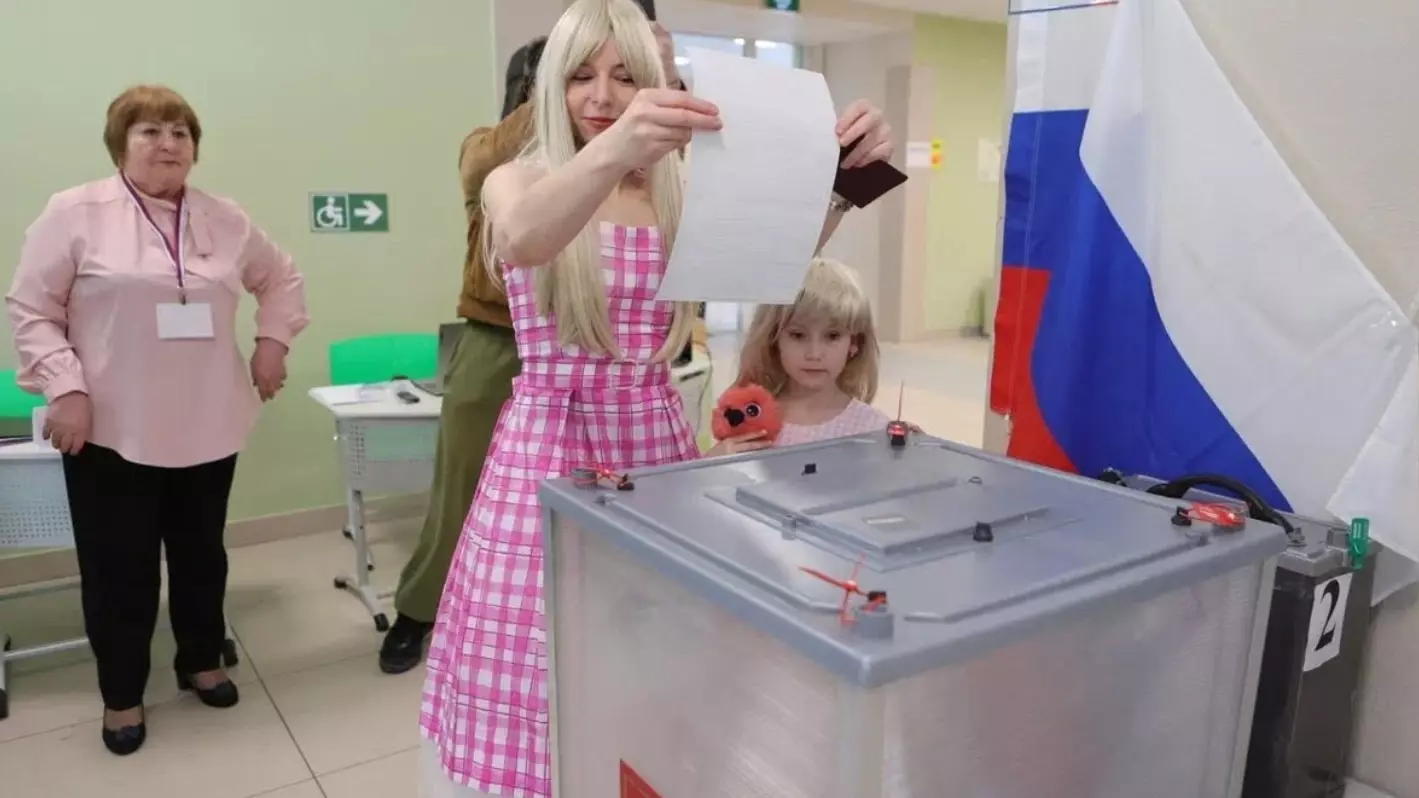 Барби с дочкой пришли на выборы президента РФ в Тюмени