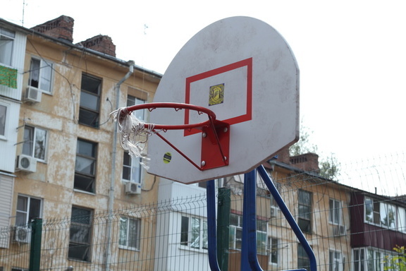 Школьница упала с баскетбольного кольца и сломала шею в Тюмени