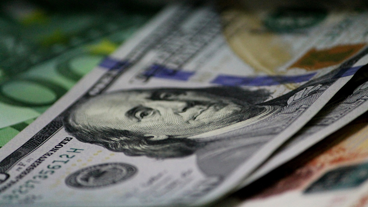 В банках Тюмени на 10 марта курс доллара и евро почти поравнялись