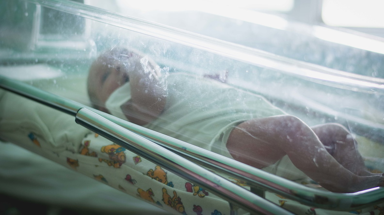 Тюменка с болями в животе в ОКБ№ 2 родила малыша раньше срока