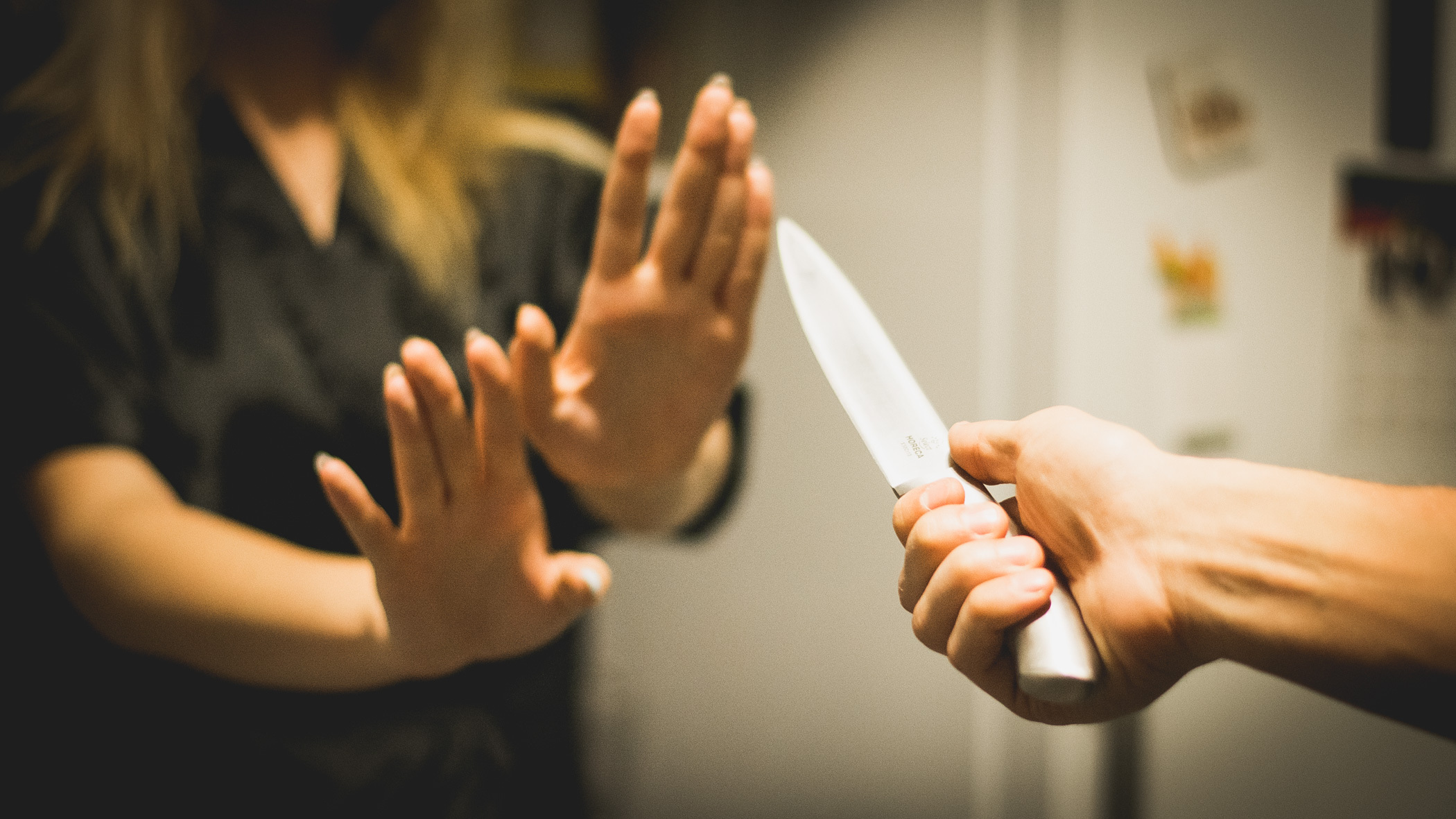 В Исетском районе во время ссоры с собутыльницей девушка схватилась за нож.