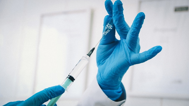 Тюменцев просят записываться на вакцинацию от COVID-19 в свою поликлинику