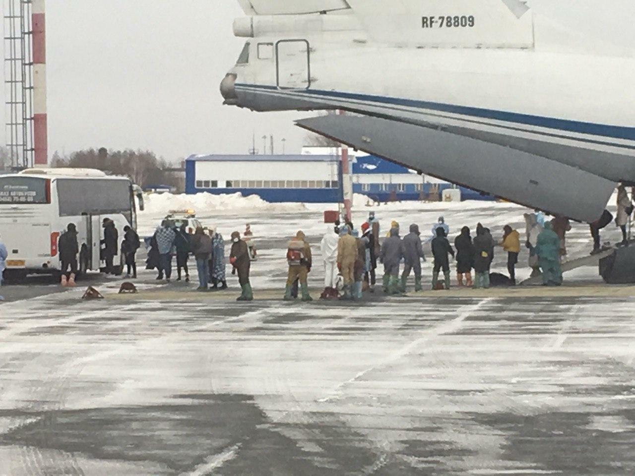 Прибывшие из Китая в Тюмень пассажиры покидают самолет.