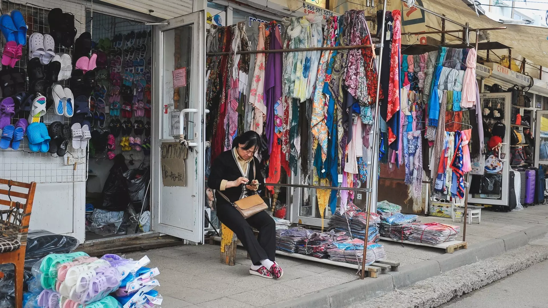 Жители Тюмени узнали, чем на самом деле торгуют на стихийных рынках города