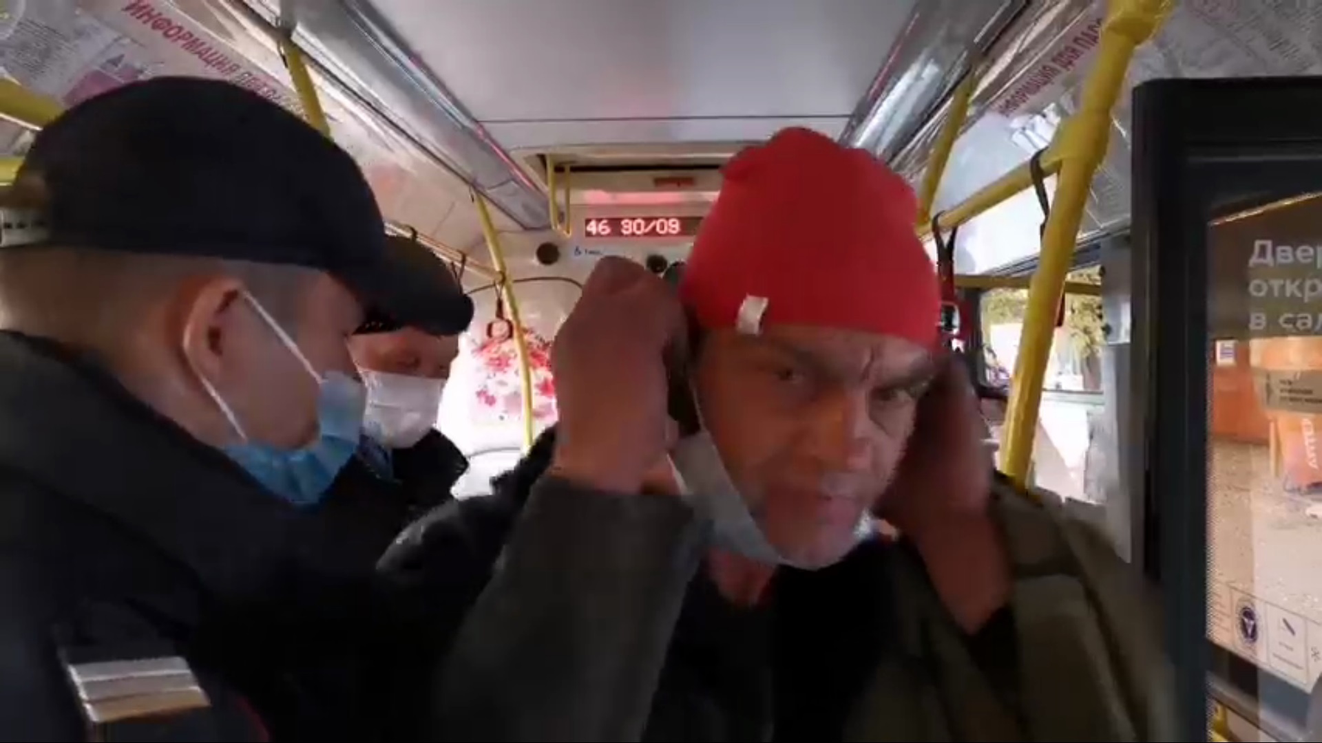 Дебош в тюменском автобусе: «Везите всех домой и меня в том числе!»