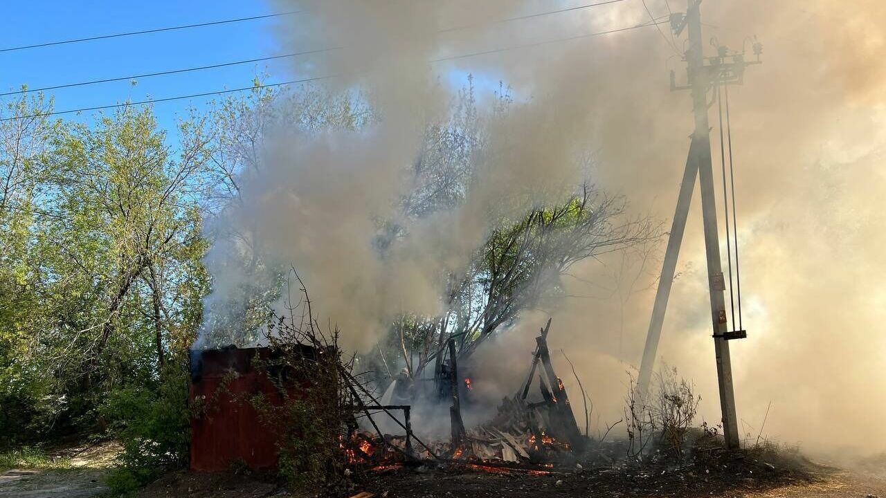 В Тюмени на Мельзаводской полностью выгорел сарай. Фото