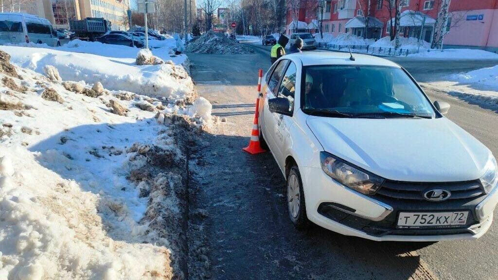 В Тюменской области под колеса автомобиля попал 11-летний школьник