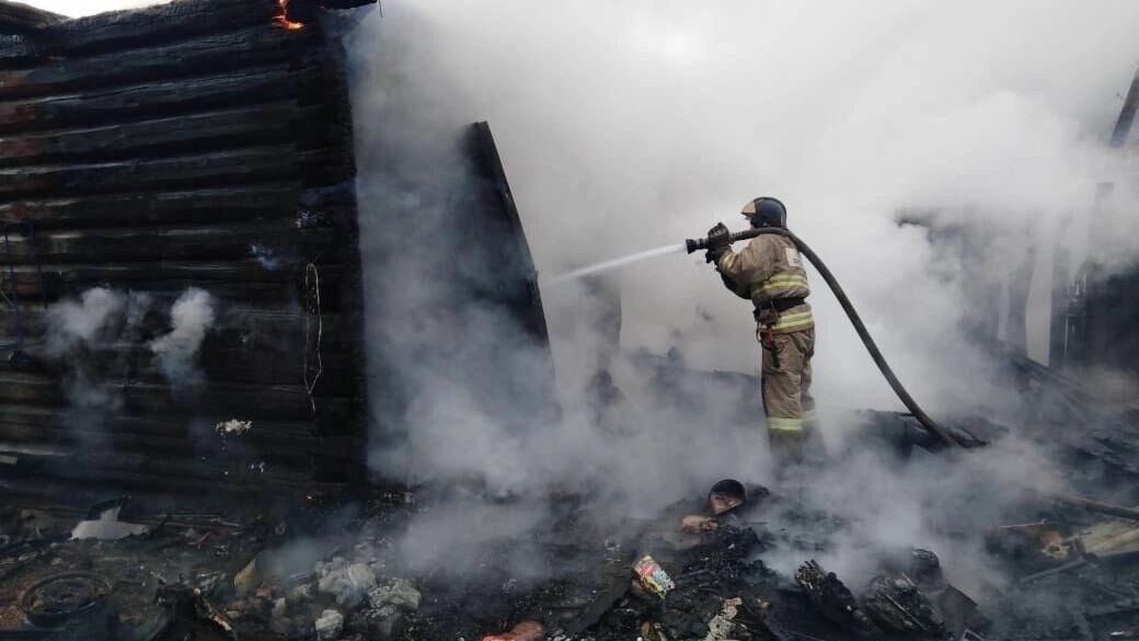 В Тюмени загорелся дом на улице Элеваторной