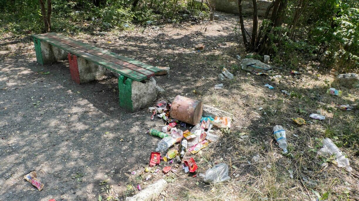 Жители района ММС в Тюмени жалуются на неубранный мусор