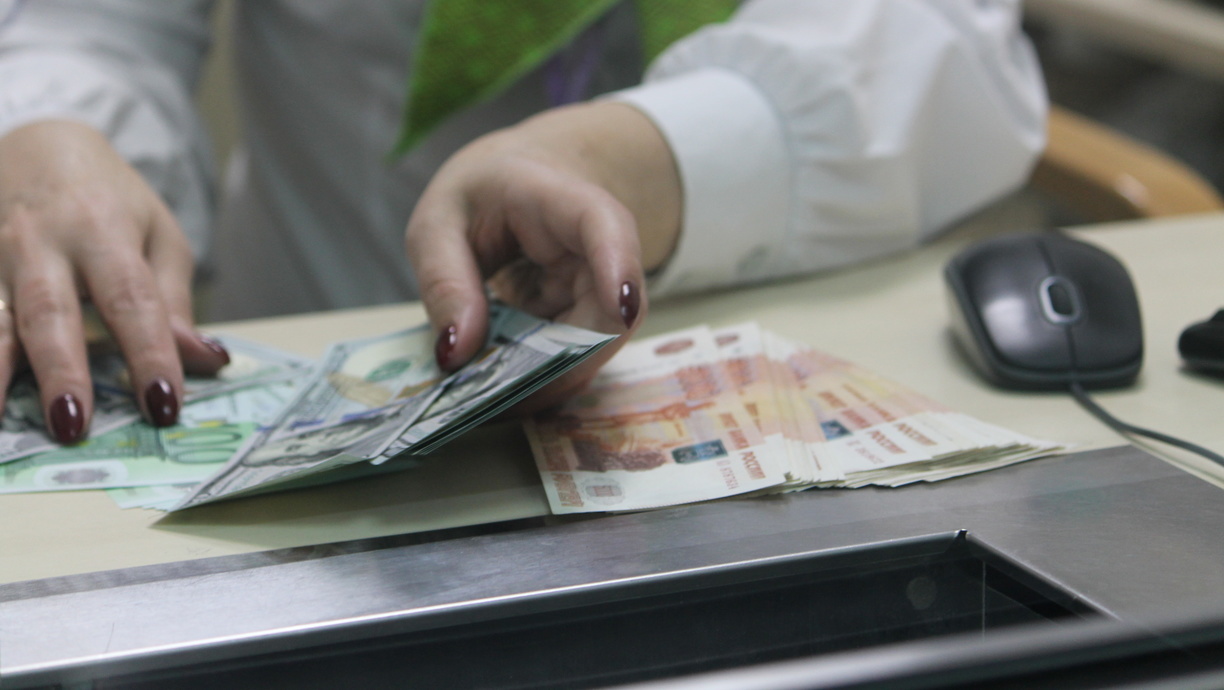 В Тюмени закрылась часть обменников, а евро превысил 130 рублей