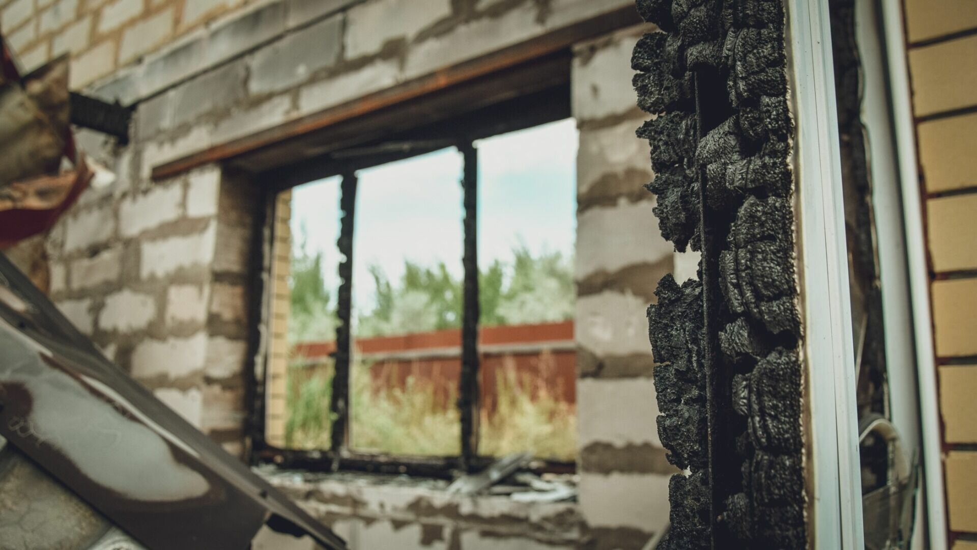 Тюменские пожарные обнаружили в сгоревшем доме труп мужчины