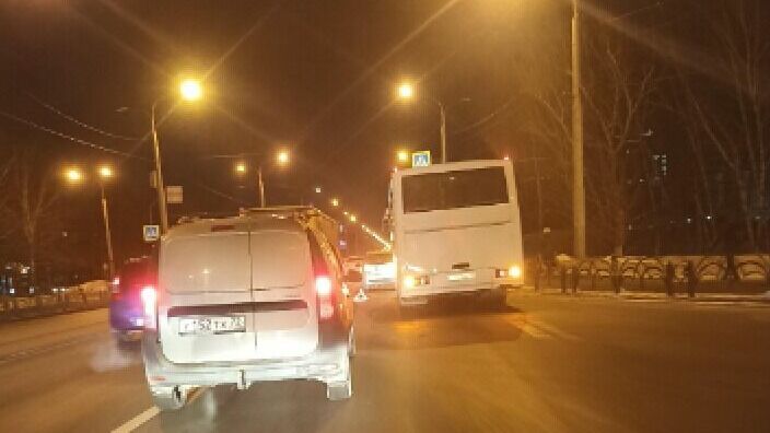 Парализовано движение на улице Республики в Тюмени из-за аварии с автобусом. Фото