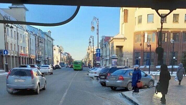 В центре Тюмени из-за парковки на улице Дзержинского возникают пробки