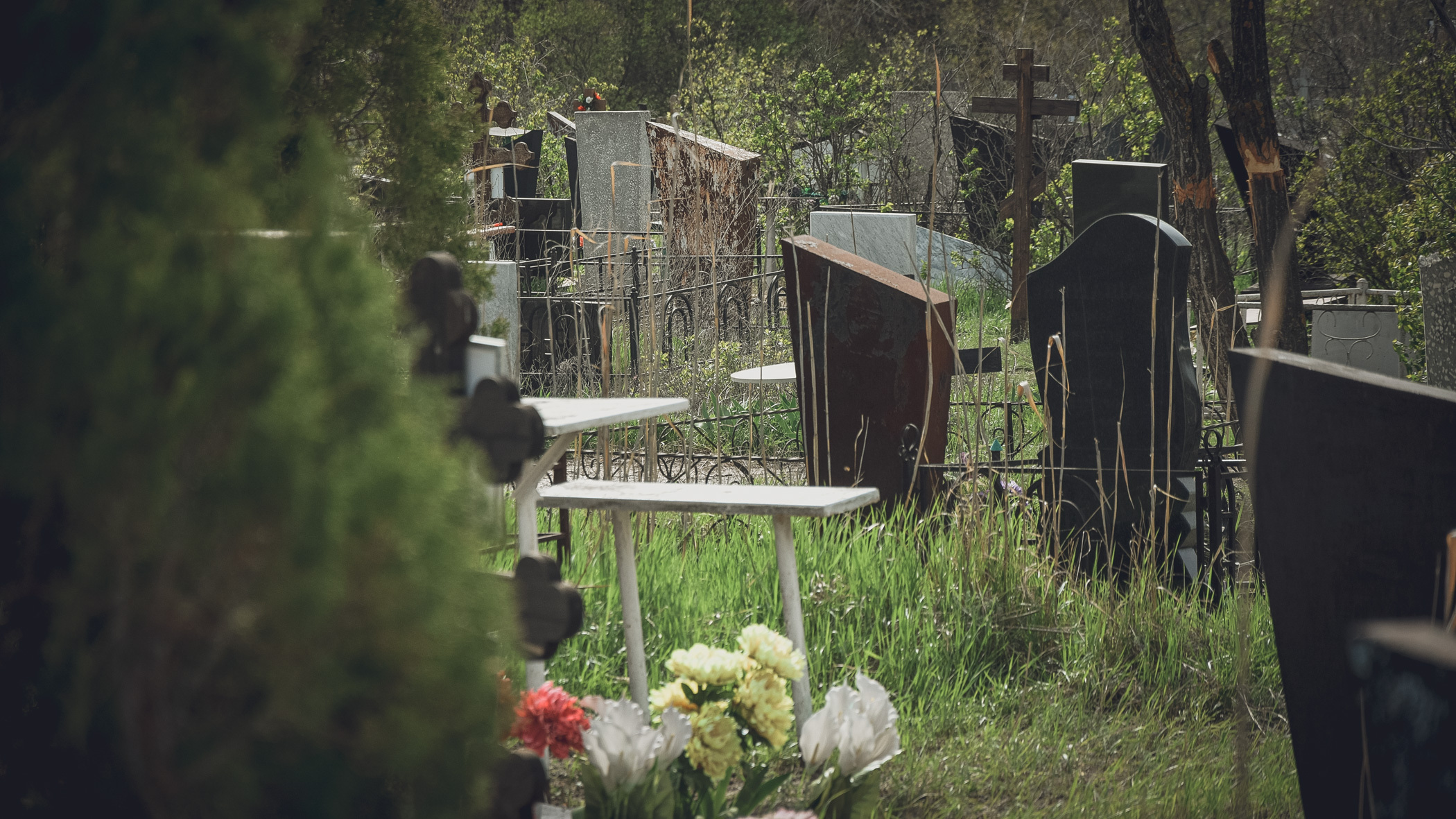 В Ишиме неизвестные разгромили могилы на городском кладбище