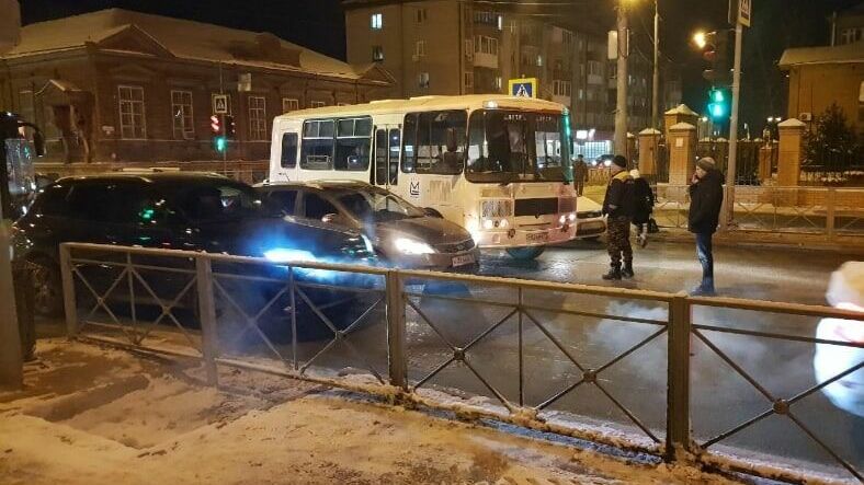 Два ДТП с легковыми машинами и автобусом парализовали улицу Ленина в Тюмени