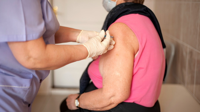 План по вакцинации от COVID-19 перевыполнен в 5 районах Тюменской области