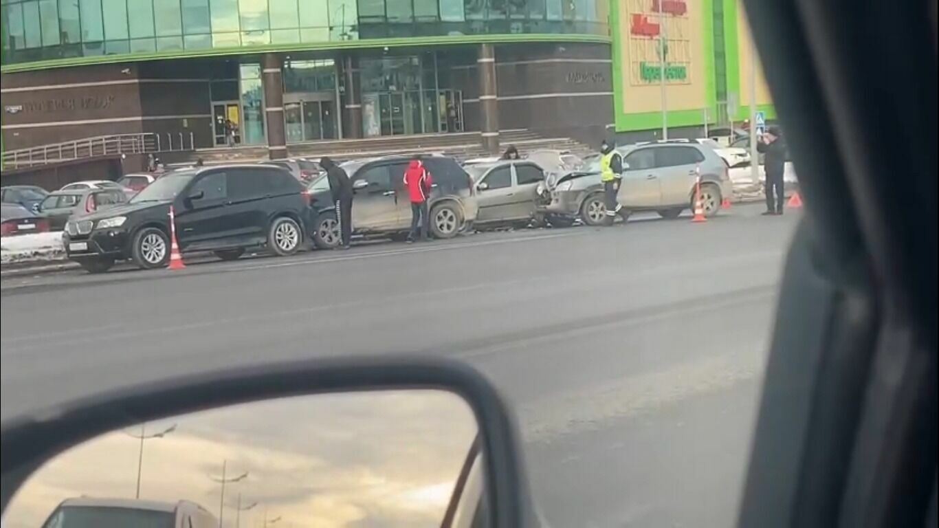 Паровозик из четырех машин «собрался» в Тюмени на улице Мориса Тореза. Видео