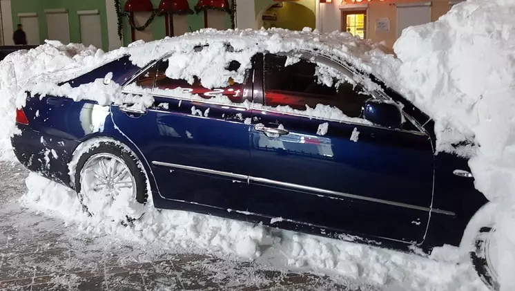 Пожилому тюменцу отказали в помощи выкопать автомобиль из снега на штрафстоянке