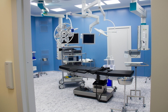 Тобольские хирурги провели экстренную операцию по удалению опухоли в печени