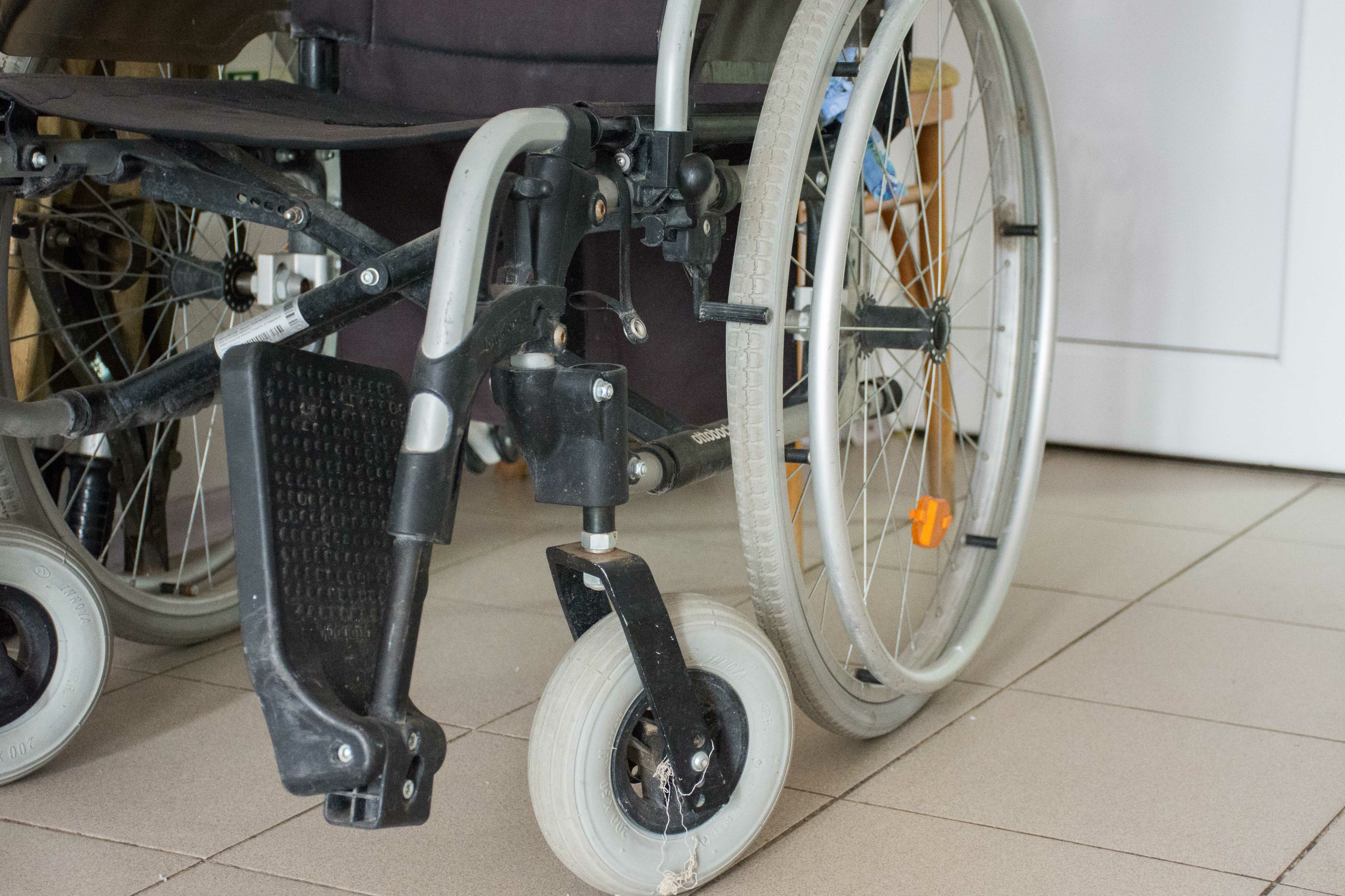 В Тюмени промышляет мошенник, предлагающий медицинские коляски