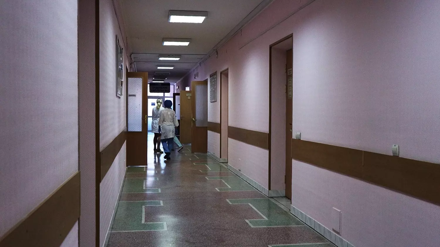 В Ишиме в больнице неадекватный мужчина с ножницами напал на пациентов и врачей
