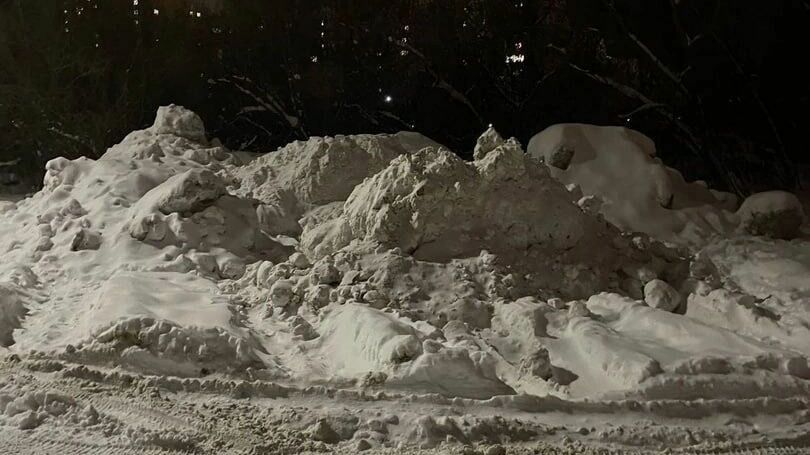В Тюмени на улице Космонавтов незаконно складируют снег