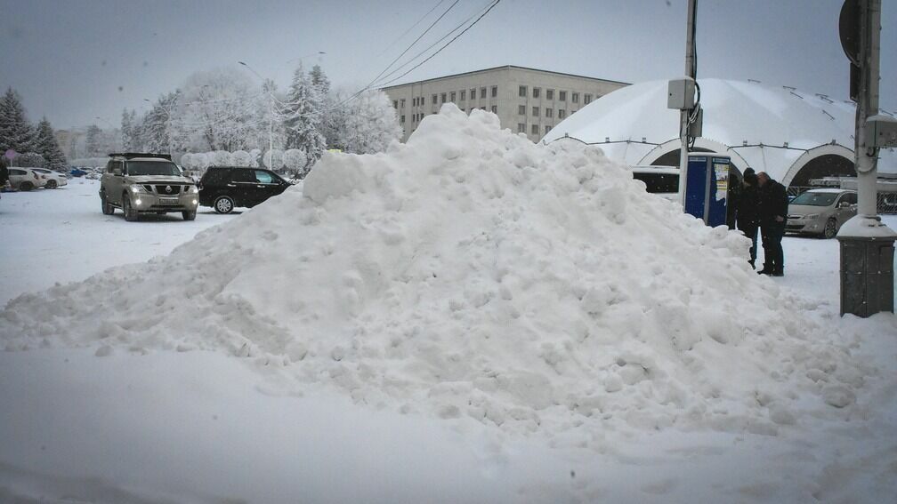 В Тюмени складируют снег на территории детского сада