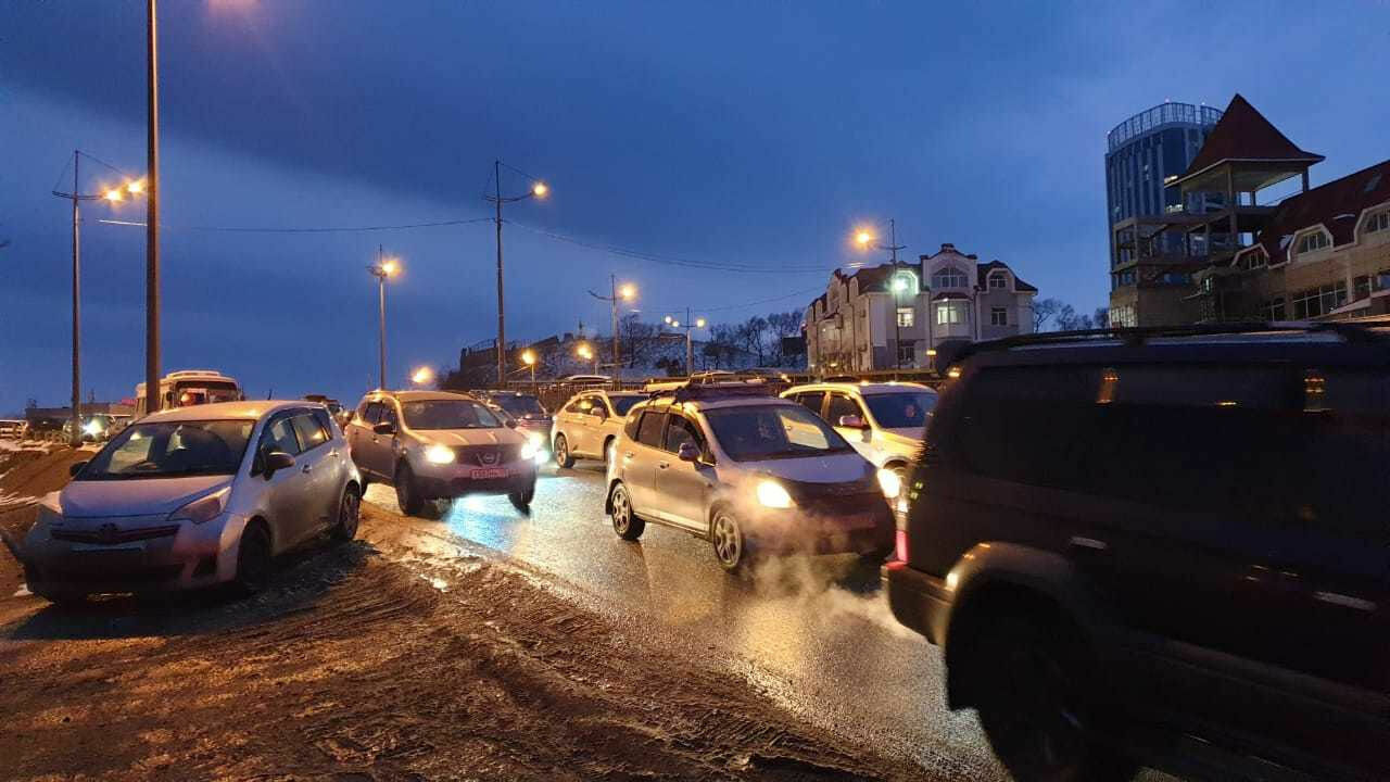Горожане жалуются на пробки из-за неправильной работы светофоров в Тюмени