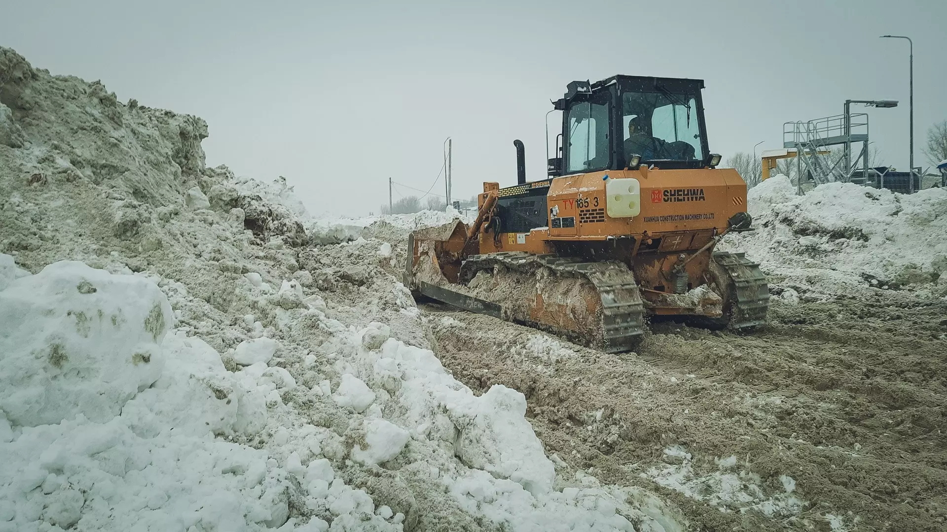 Проявите терпение: на трассы Тюменской области вышла снегоуборочная техника