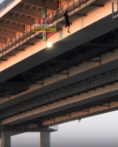 Подросток выполнял опасные трюки, вися на тюменском мосту
