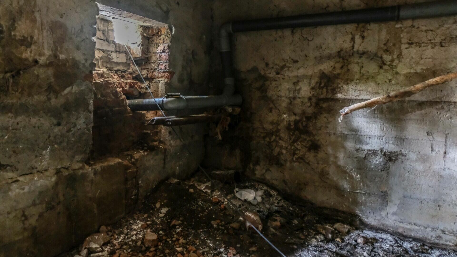 Тюменцы не могут заставить управляющую компанию устранить потоп и запах в подвале