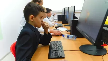 Тюменские школьники могут бесплатно пройти курсы по программированию и робототехнике