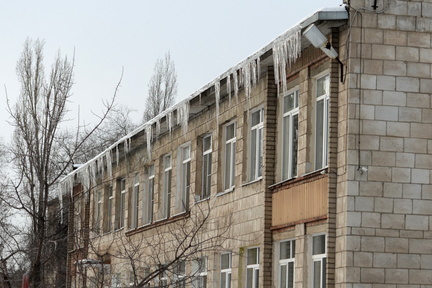 В Тюменском районе директору УК выписали штраф за сосульки на крыше .