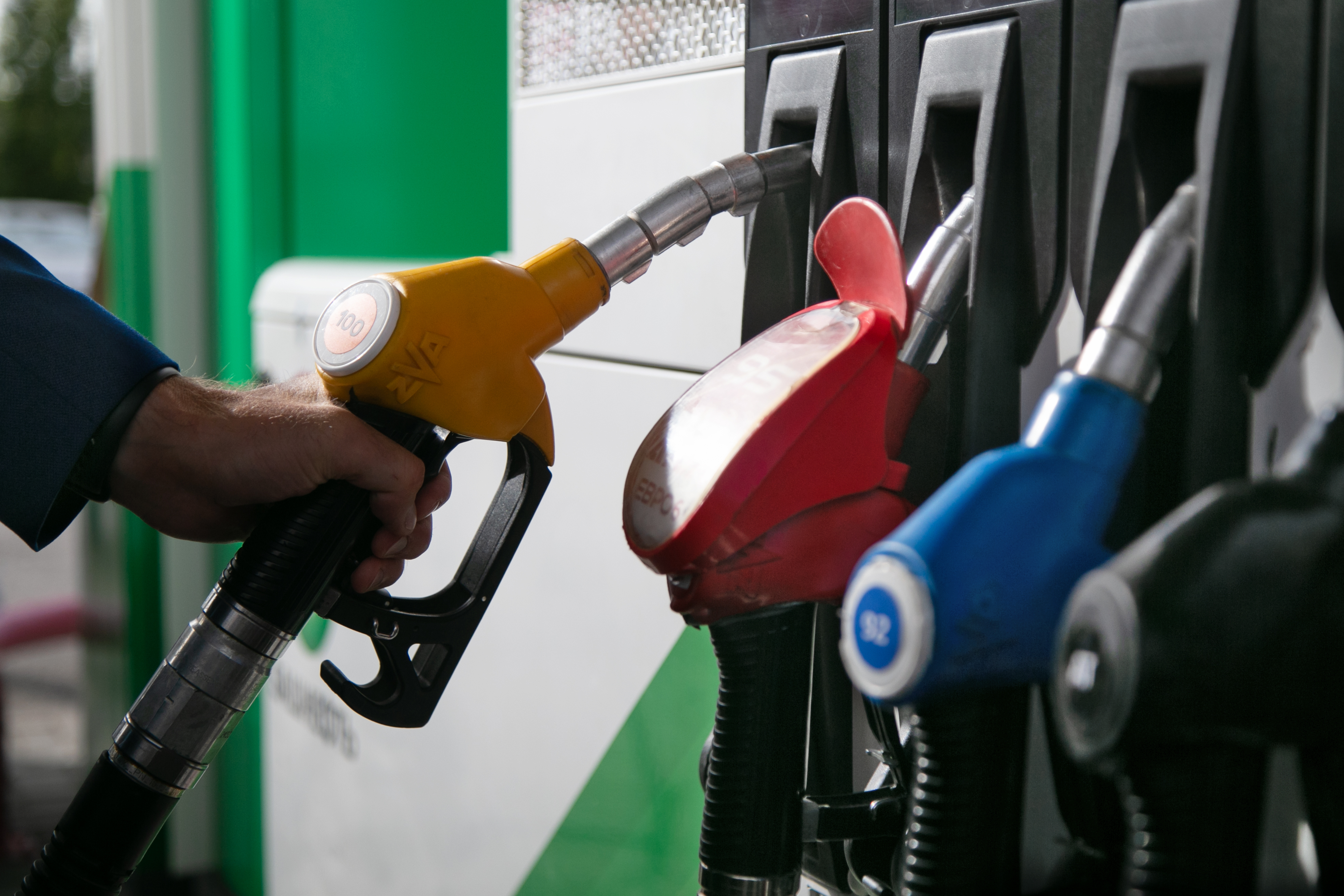 Цены на топливо в Тюмени: почему не падают вслед за нефтью?