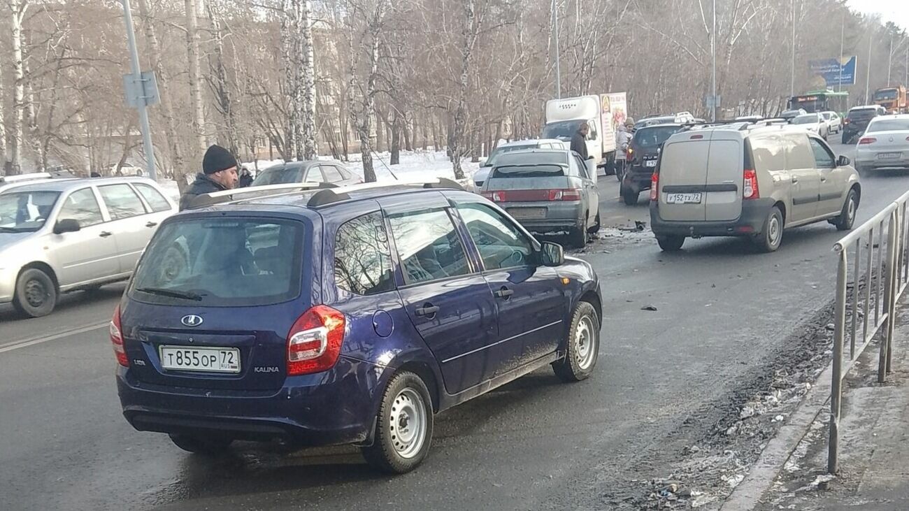 На перекрестке улиц Судоремонтной – Дружбы в Тюмени столкнулись три машины