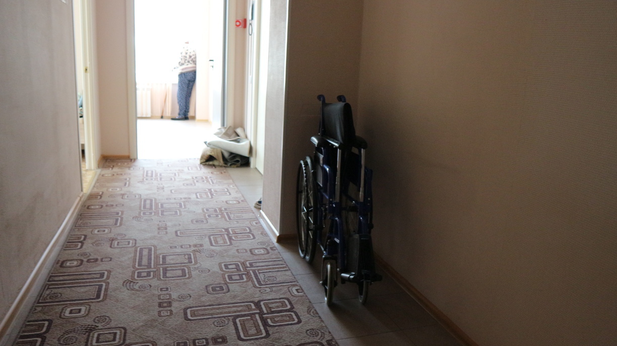 Тюменским инвалидам доставляют на дом средства реабилитации.