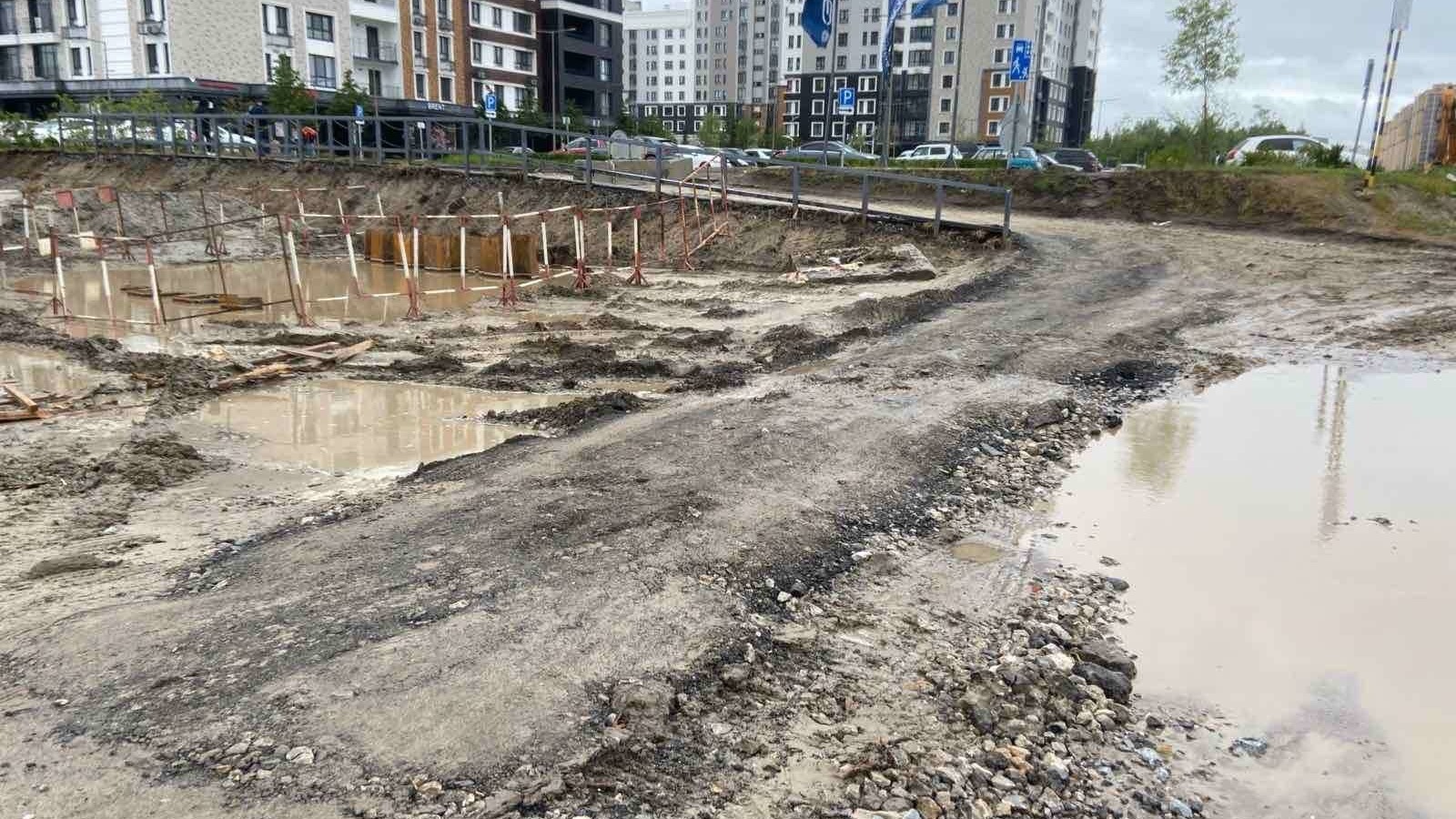 Власти Тюмени построили временную пешеходную дорожку после затопления ЖК