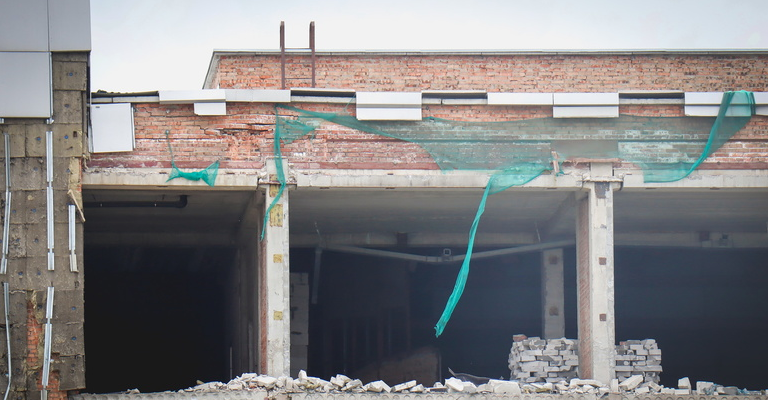 Рабочий едва не погиб в момент сноса кирпичной стены завода в Тюмени