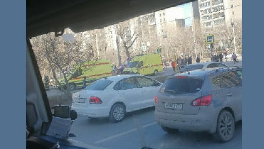 В Тюмени на улице Осипенко автомобиль сбил девушку, сюда прибыли две скорых помощи