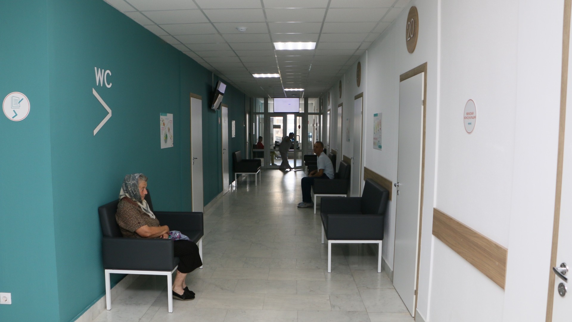 Тюменцы жалуются на многочасовые очереди при госпитализации в областную больницу
