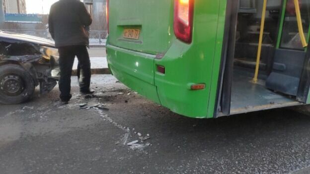 В Тюмени на Широтной столкнулись легковой автомобиль и автобус. Фото